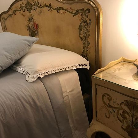 La Casa Del Melograno Lägenhet Alba  Exteriör bild