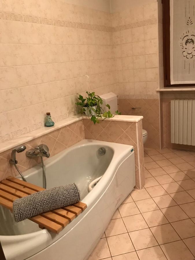 La Casa Del Melograno Lägenhet Alba  Exteriör bild