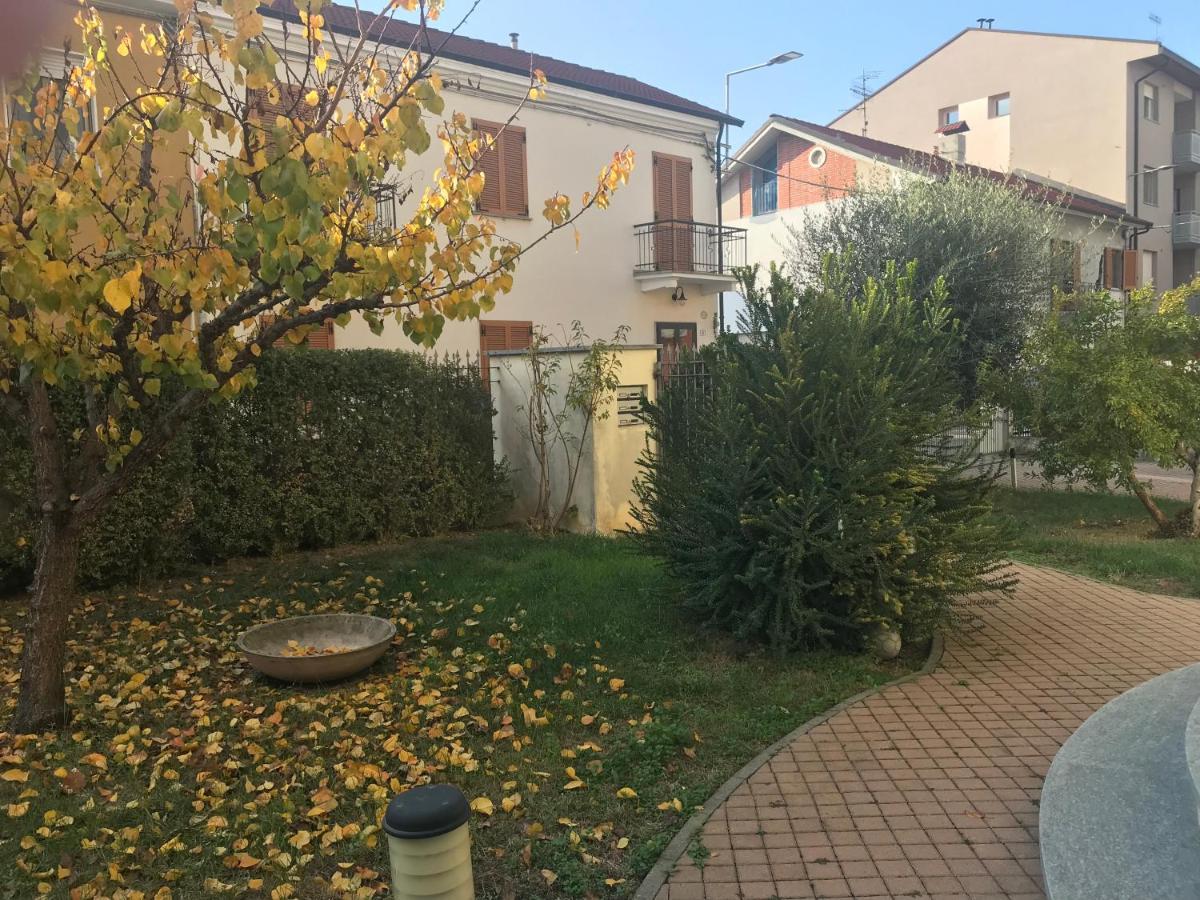 La Casa Del Melograno Lägenhet Alba  Exteriör bild